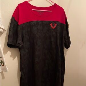 True Religion Men's Red and Black T-Shirt